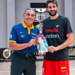 Ricky Rubio y Sergio Scariolo con uno de estos muñecos interactivos