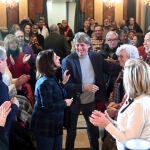 Carlos Martínez recibe el calor de los militantes socialistas de Burgos en presencia de Esther Peña