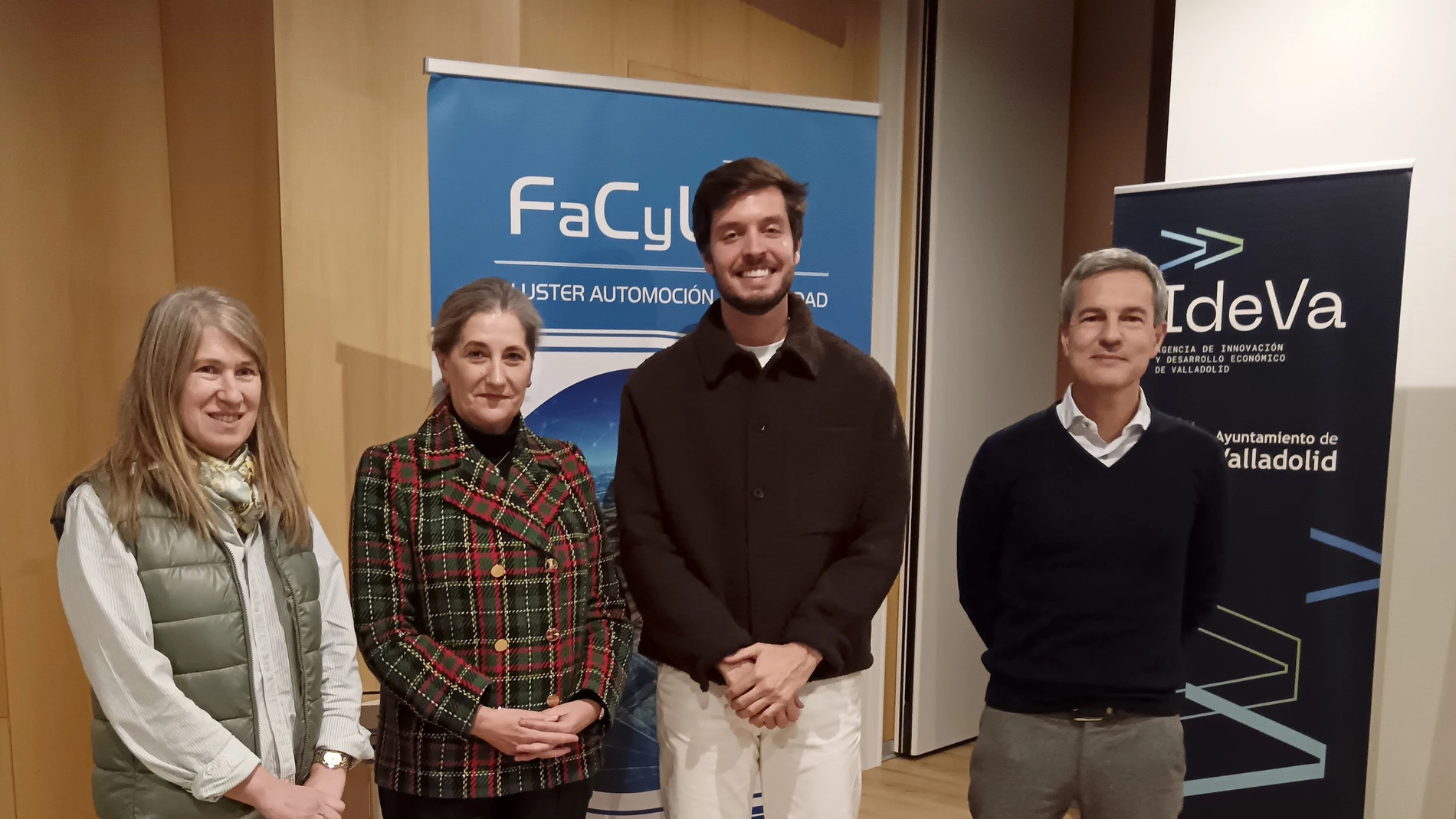 De izquierda a derecha, Ana Núñez, directora de Cluster FaCyL; Mari Paz Robina, presidenta de Cluster FaCyL y directora general de Michelin España-Portugal; Pablo González Ruiz de la Torre, CEO de Trivu y Álvaro Arroyo, vicepresidente de FaCyL y director de Relaciones Institucionales de IVECO