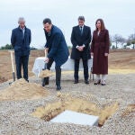 Juanma Moreno coloca la primera piedra de una promoción de vivienda pública en Utrera (Sevilla)