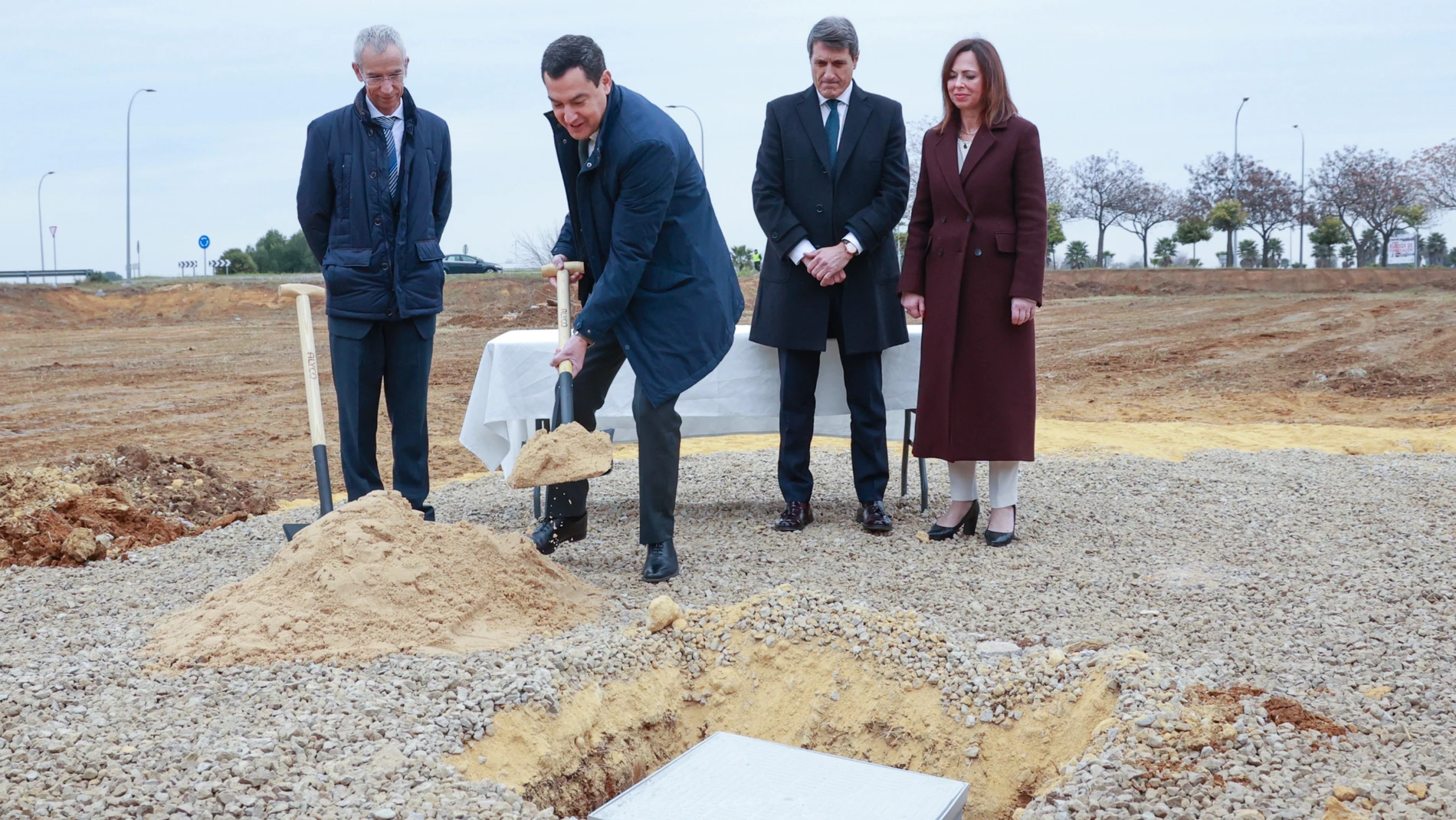 El presidente de la Junta de Andalucía, Juanma Moreno, coloca la primera piedra de una producción de viviendas. A 20 de enero de 2025 en Utrera, Sevilla (Andalucía, España). El presidente de la Junta de Andalucía, Juanma Moreno, ha colocado la primera piedra de una nueva promoción de vivienda pública en la zona de los Ruedos de Consolación, en Utrera. Posteriormente, ha llevado a cabo una visita institucional al Ayuntamiento de la localidad, donde se ha reunido con el alcalde, Francisco Jimén...