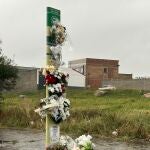  Un altar improvisado con decenas de flores, velas y una fotografía recuerda en Gerena (Sevilla) al joven de 17 años que fue asesinado