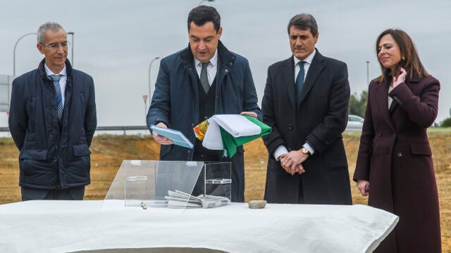 El presidente de la Junta de Andalucía, Juanma Moreno (2i), introduce en una urna varios periódicos y la bandera de Andalucía, junto al delegado del Gobierno en Andalucía, Pedro Fernández (2d); el alcalde de Utrera (Sevilla), Francisco Jiménez (i), y a la consejera de Fomento, Articulación del Territorio y Vivienda, Rocío Díaz (d)