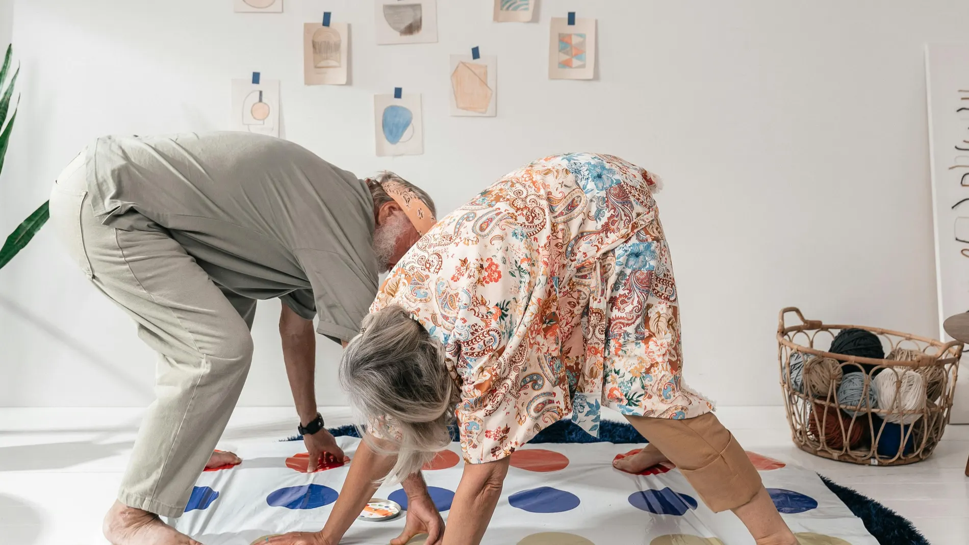 Adultos jugando al twister