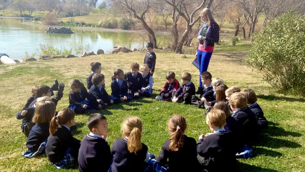 El “Aula del Lago” es un espacio al aire libre rodeado de zonas verdes que permite a los estudiantes aprender en contacto con la naturaleza, potenciando su bienestar emocional