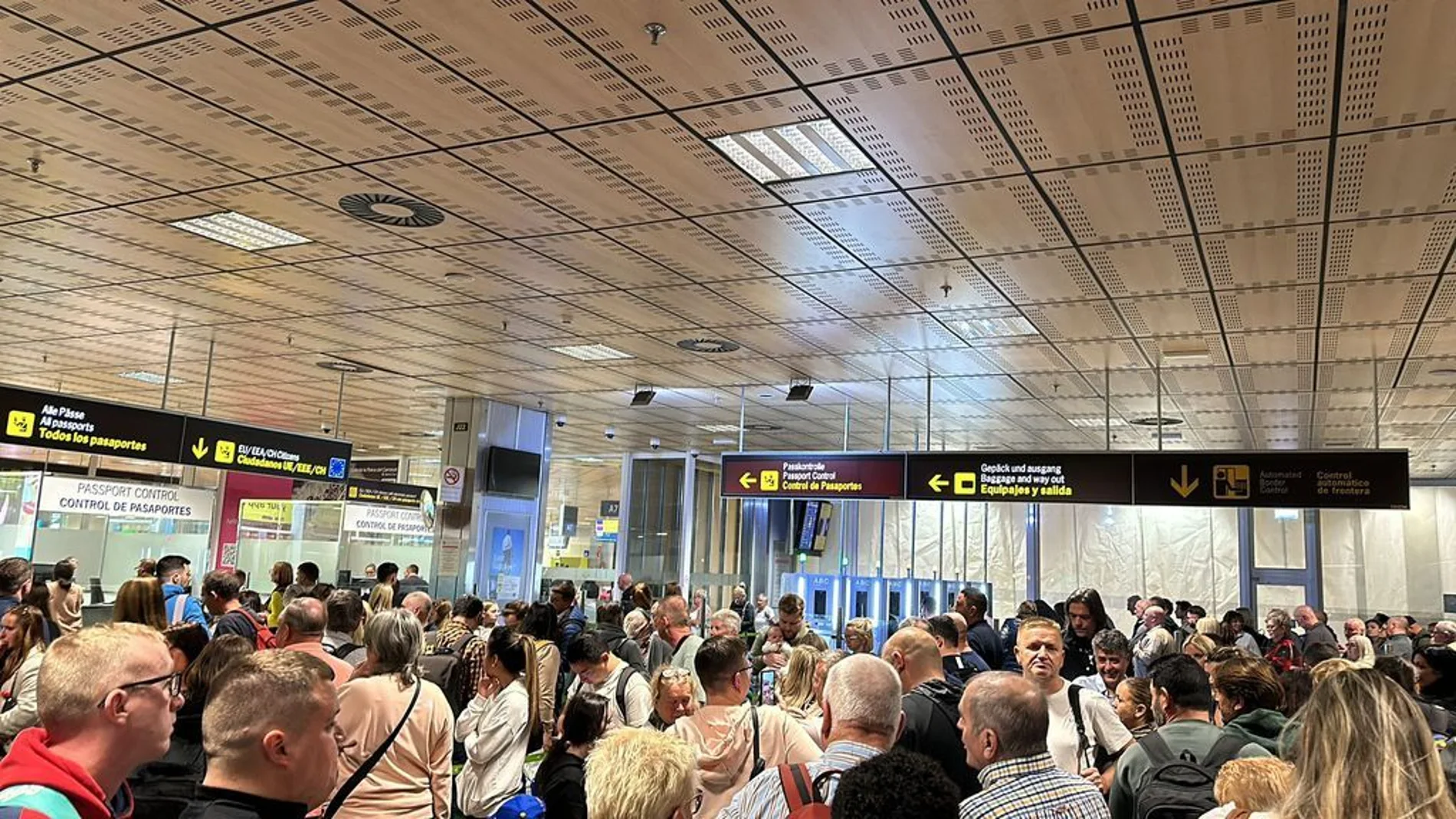 Personas en el control de pasajeros del aeropuerto Tenerife Sur