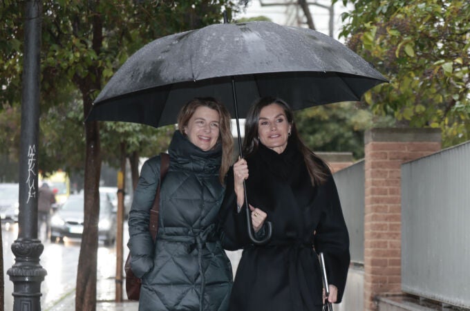 El look de la Reina Letizia para un día de lluvia.