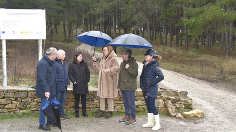 La presidenta de la Diputación de Palencia, Ángeles Armisén, visita las obras del carril bici