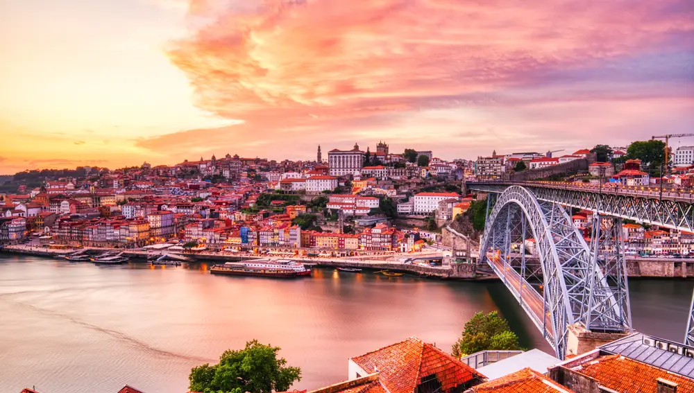 Vista del Puente Luis I con el tradicional casco antiguo de Oporto de fondo