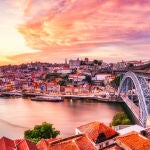 Vista del Puente Luis I con el tradicional casco antiguo de Oporto de fondo