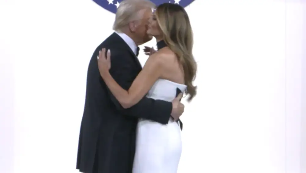 Donald Trump bailando con su esposa Melania Trump