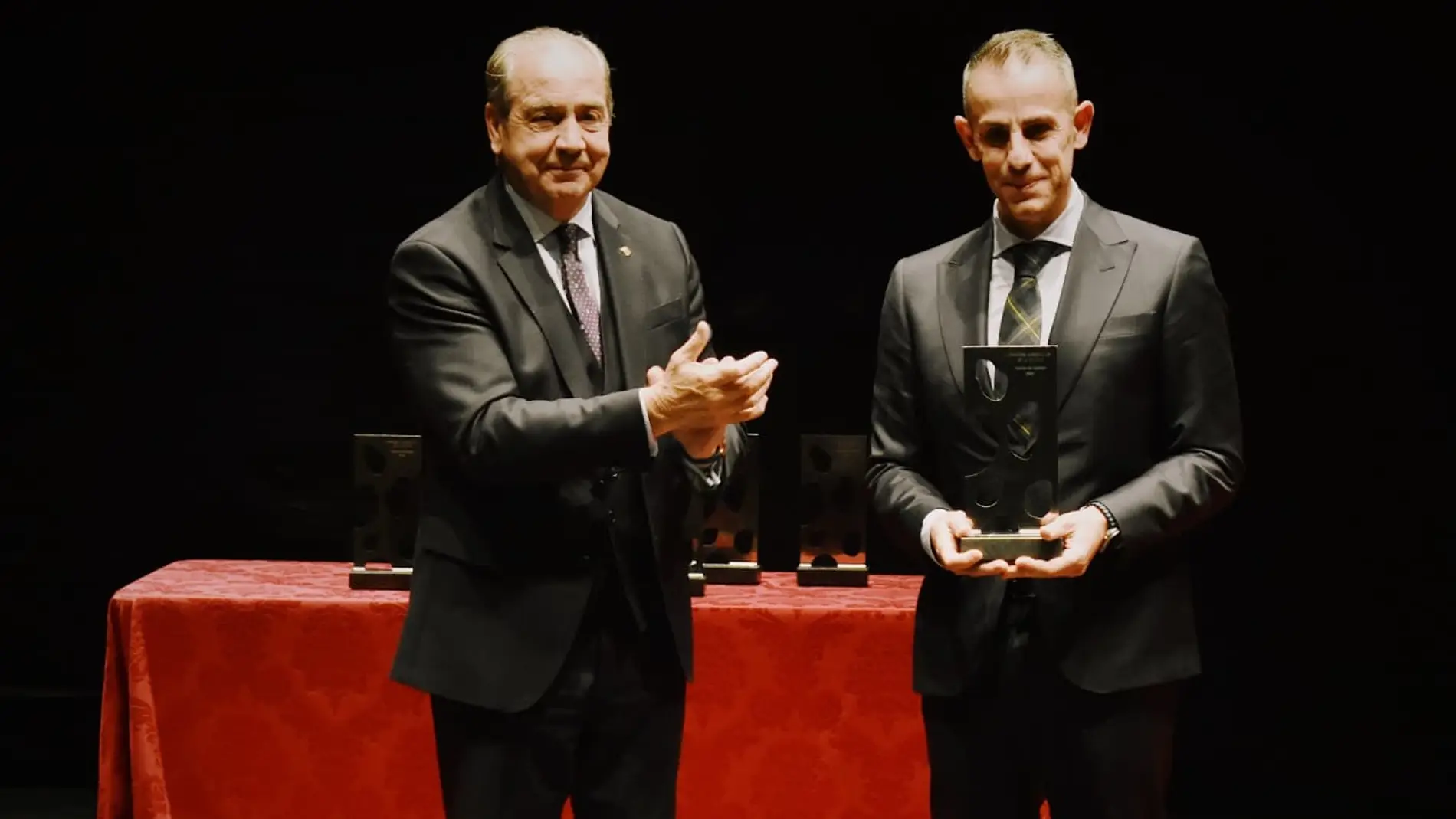 Juan Manuel Coello recoge el galardón de manos de Cipriano García