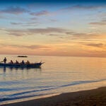 Idílica playa en el Rincón de la Victoria al atardecer