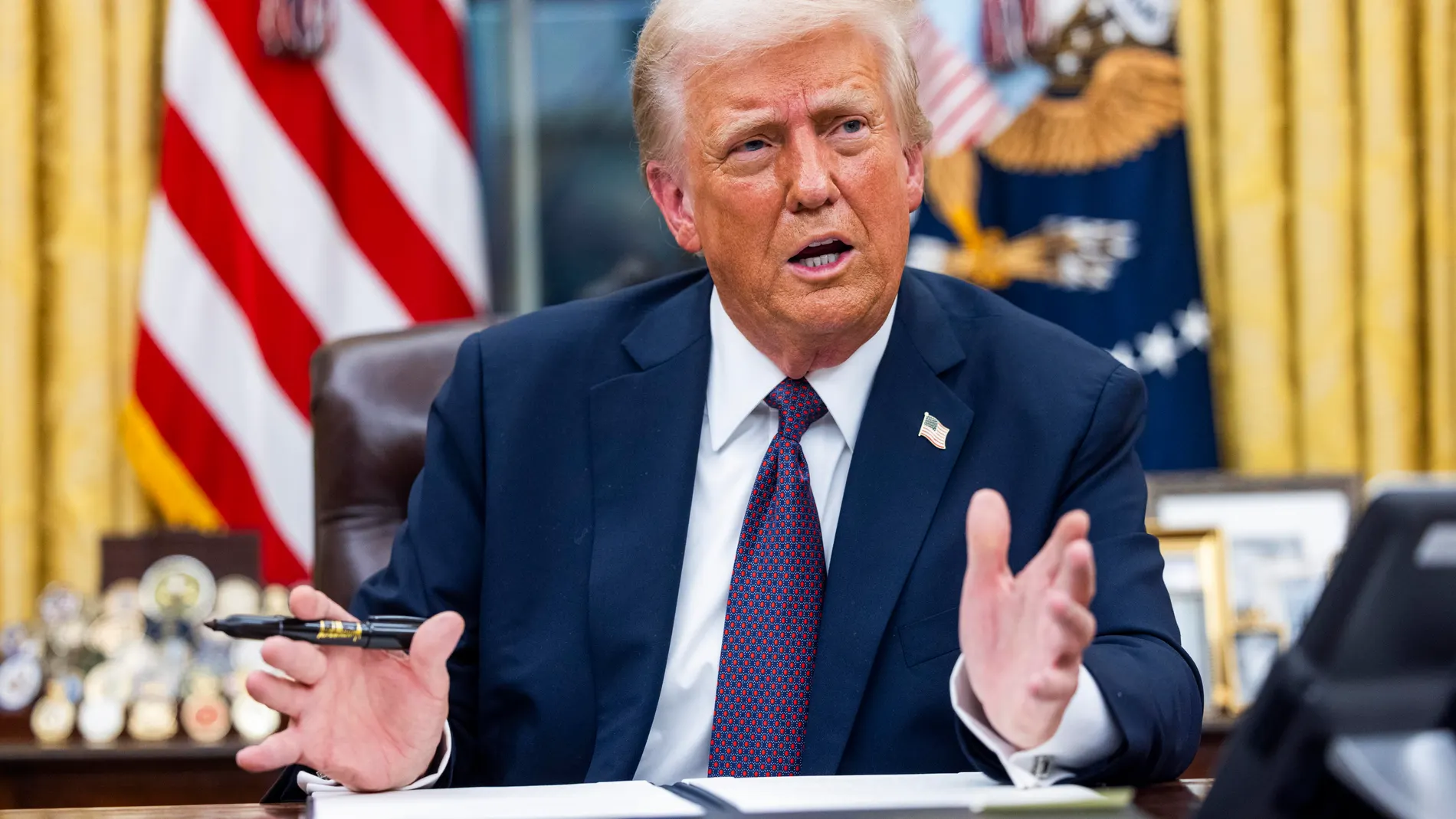 Washington (United States), 20/01/2025.- US President Donald Trump signs numerous executive orders, including pardons for defendants from the January 6th riots and a delay on the TikTok ban, on the first day of his presidency in the Oval Office of the White House in Washington, DC, USA, 20 January 2025. Trump, who defeated Kamala Harris to become the 47th president of the United States, was sworn in earlier in the day, though the planned outdoor ceremonies and events were cancelled due to ext...