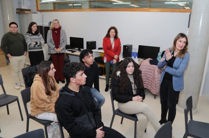 La consejera de Educación, Rocío Lucas(D); junto al directora del IES Trinidad Arroyo,Germelina Fernández(C), presenta los últimos datos de inserción laboral de Formación Profesional, en la imagen conversa con alumnos del centro