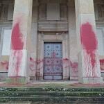 Vandalizado el Monumento a los Caídos de Pamplona con pintura roja y mensajes a favor de su derribo