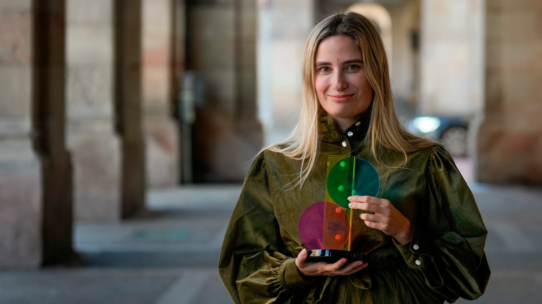 GRAFCAT2879. BARCELONA, 22/01/2025.- La filósofa argentina Tamara Tenenbaum ha ganado la primera edición del Premio Paidós de ensayo, dotado con 35.000 euros, con su libro 'Un millón de cuartos propios', un ensayo que parte de "el encargo de traducir 'Un cuarto propio' de Virginia Woolf a mediados de 2022, un libro que había leído en la adolescencia y que estaba lleno de referencias alejadas de la tradición rioplatense". EFE/Enric Fontcuberta