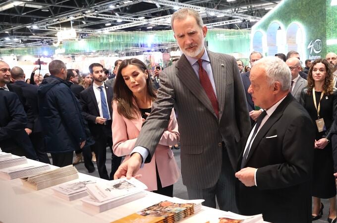 Felipe VI y doña Leticia en el stand de Castilla y León junto a Gonzalo Santonja