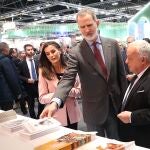 Felipe VI y doña Leticia en el stand de Castilla y León junto a Gonzalo Santonja