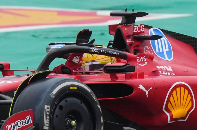 Hamilton saluda desde su Ferrari a los aficionados en Fiorano