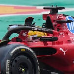 Hamilton saluda desde su Ferrari a los aficionados en Fiorano