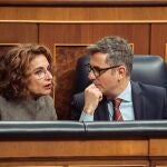 La vicepresidenta María Jesús Montero y el ministro Félix Bolaños, ayer en el Congreso