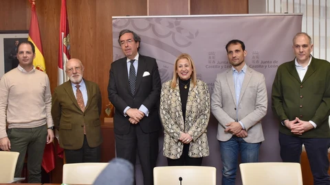 Yolanda de Gregorio y Amalio de Marichalar en la presentación del concurso, entre otros