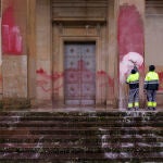 El Monumento a los Caídos aparece con pintadas alusivas al fascismo y a favor del derribo