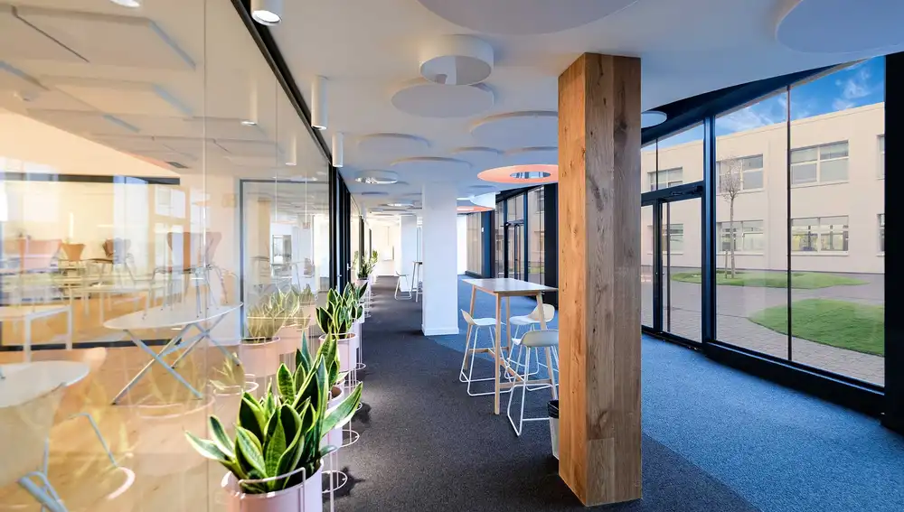 Aulas de secundaria y bachiller y espacio exterior. Colegio Vizcaya.