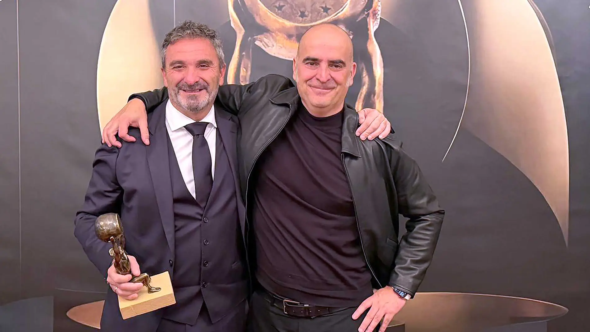 Arturo Roldán y Josu Iriarte recogiendo el European Award en la categoría de Arquitectura en Budapest