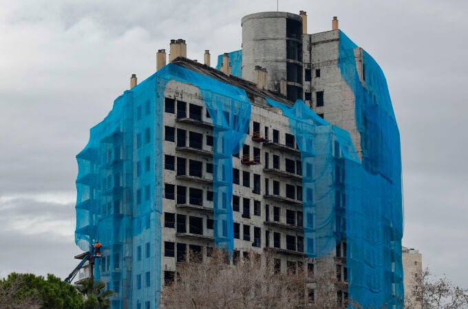 Continúan los trabajos de desescombro en el edificio incendio en el barrio de Campanar de València
