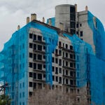 Continúan los trabajos de desescombro en el edificio incendio en el barrio de Campanar de València