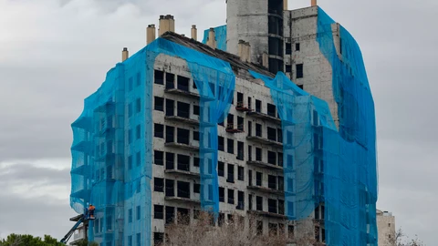 Continúan los trabajos de desescombro en el edificio incendio en el barrio de Campanar de València