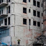 A un mes del primer aniversario del incendio, al edificio de Campanar (Valencia) solo le quedan dos plantas por limpiar