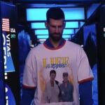 Novak Djokovic con la emotiva camiseta