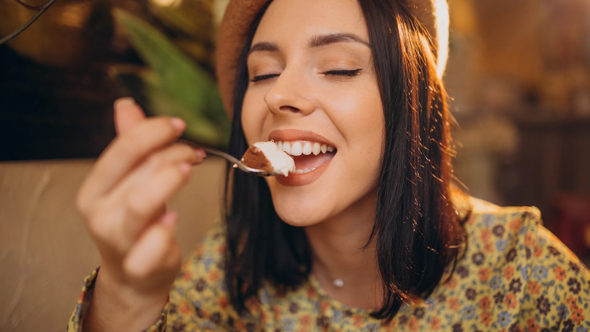 Mujer comiendo tiramisú