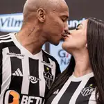 Deyverson, delantero del Atlético Mineiro, y Karina Alexandre