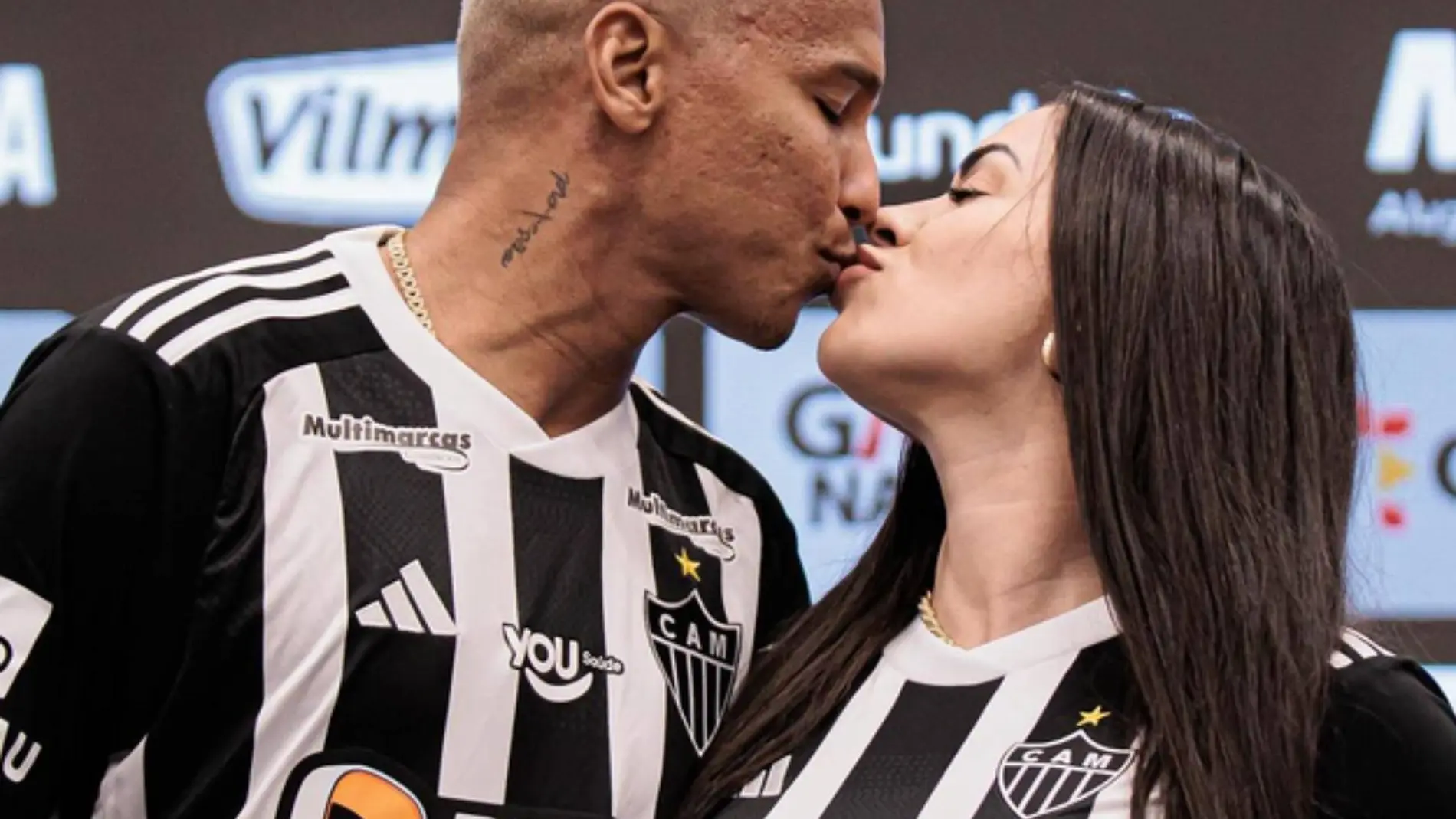 Deyverson, delantero del Atlético Mineiro, y Karina Alexandre