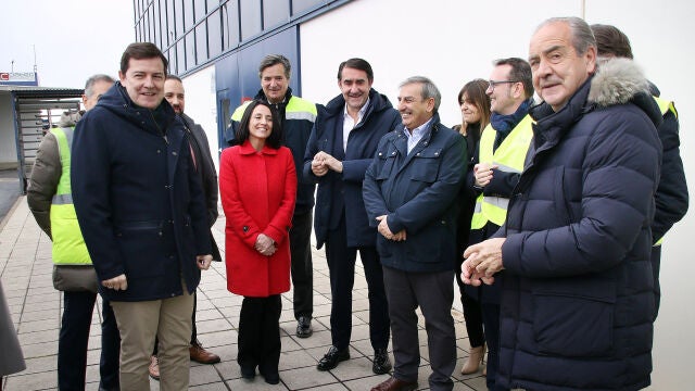 El presidente de la Junta, Alfonso Fernández Mañueco, visita el ramal ferroviario electrificado al Polígono Industrial de Villadangos del Páramo (León) acompañado por la Secretaria de Estado de Industria, Rebeca Torró y los consejeros Juan Carlos Suárez Quiñones y José Luis Sanz Merino, entre otros