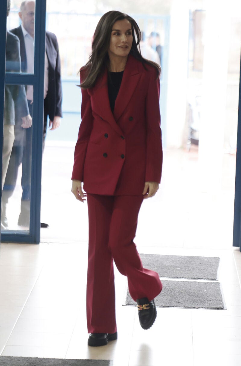 El look de la Reina Letizia con traje rojo.