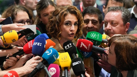Montero visita el pabellón de Andalucía
