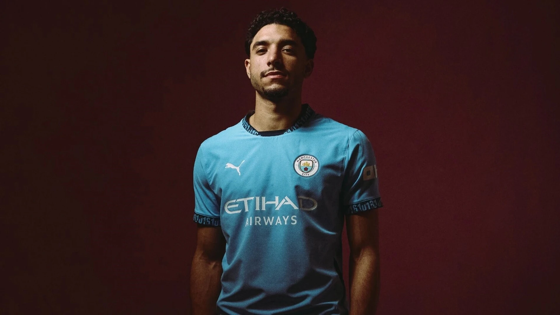 El atacante egipcio Omar Marmoush firma por el Manchester City hasta 2029. REMITIDA / HANDOUT por MANCHESTER CITY Fotografía remitida a medios de comunicación exclusivamente para ilustrar la noticia a la que hace referencia la imagen, y citando la procedencia de la imagen en la firma 23/01/2025