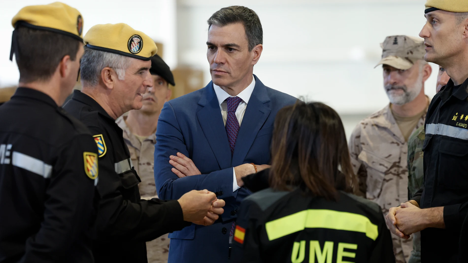 GRAFCVA4955. VALENCIA, 23/01/2025.- El presidente del Gobierno, Pedro Sánchez, durante su visita a las unidades del Ejército que colaboran en la ayuda y reconstrucción, en el Cuartel General Terrestre de Alta Disponibilidad de Bétera (CGTAD). EFE/Biel Aliño