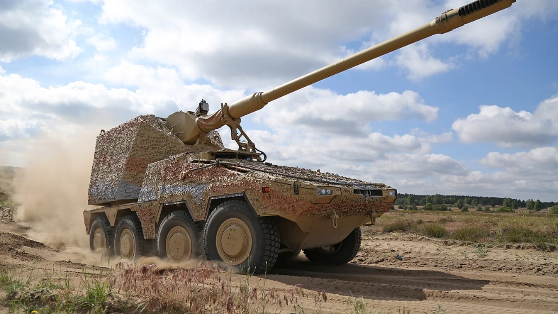 El obús autopropulsado de ruedas RCH 155 es un sistema de artillería avanzado desarrollado por Krauss-Maffei Wegmann (KMW)