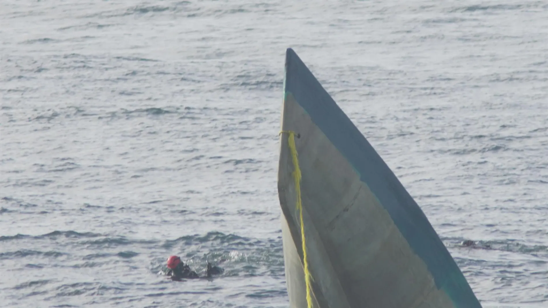 Efectivos trabajan para el traslado de la parte a flote del narcosubmarino de la Costa da Morte
