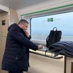 Javier Faúndez se desplaza de pie de Zamora a Madrid en un tren de Renfe al no contar con un asiento