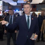 El presidente del Partido Popular, Alberto Núñez Feijóo, durante su visita a la Feria Internacional de Turismo