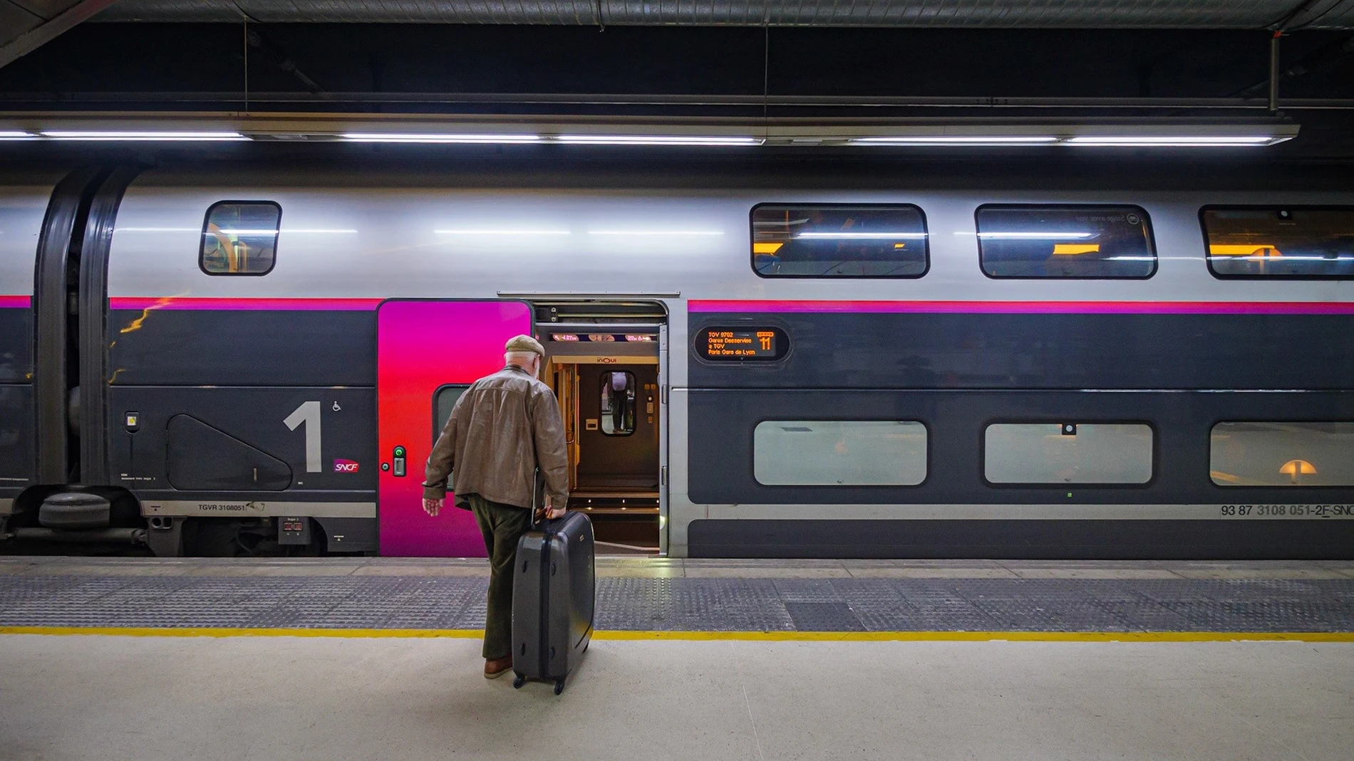 Un pasajero antes de embarcar en un tren de SNCF REMITIDA / HANDOUT por SNCF Fotografía remitida a medios de comunicación exclusivamente para ilustrar la noticia a la que hace referencia la imagen, y citando la procedencia de la imagen en la firma 23/01/2025