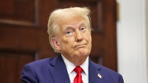 Trump no descarta que el Congreso investigue a Biden, ironizando con que no éste se haya "indultado a sí mismo"