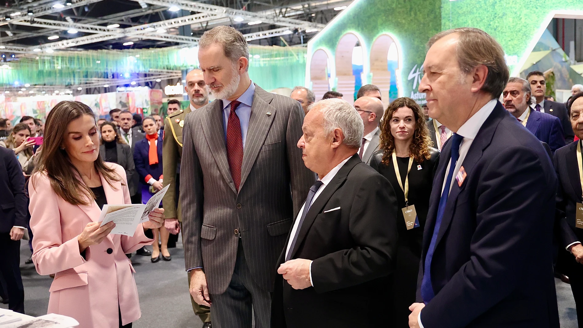 Los Reyes visitando el estand de Castilla y León